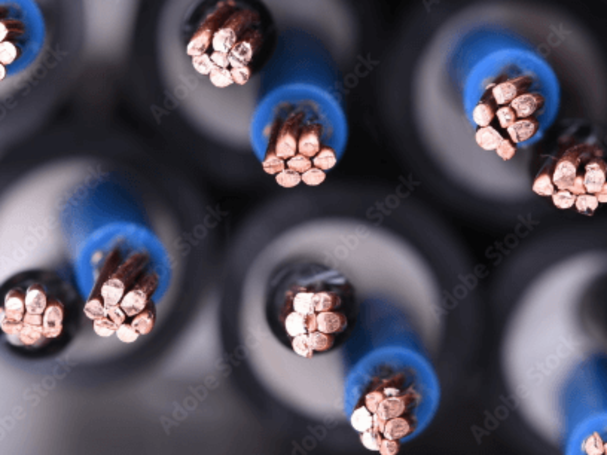 Frontansicht von einzelnen Elektrokabeln