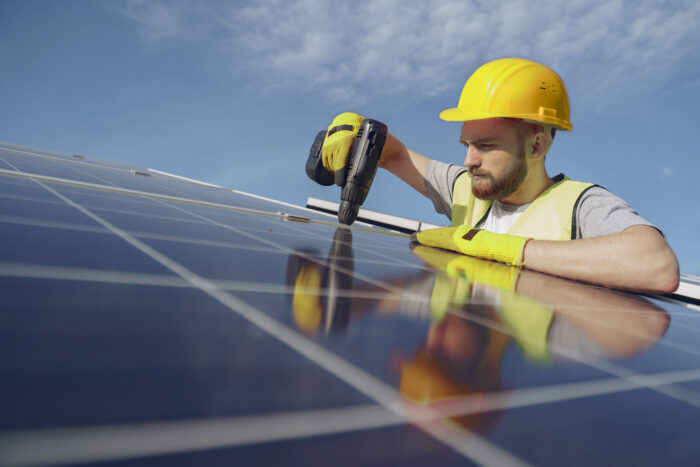 Ein Mann arbeitet an einer Solarpanele